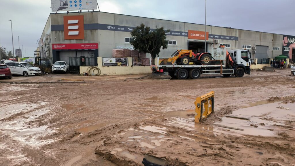 limpieza almacén paiporta DANA 2024