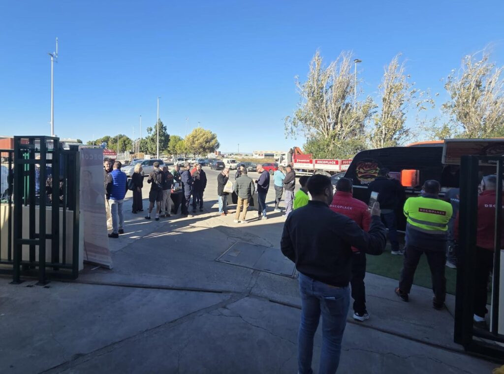 aniversario de la reapertura de Decoplack Paiporta